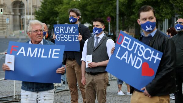 Manifestantes protestan en las calles de Berlín por el fín del confinamiento - Sputnik Mundo