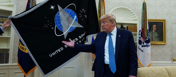 El presidente de Estados Unidos, Donald Trump, en la ceremonia de la inauguración de la bandera de las Fuerzas Espaciales de EEUU El presidente de Estados Unidos, Donald Trump, en la ceremonia de la inauguración de la bandera de las Fuerzas Espaciales de EEUU - Sputnik Mundo