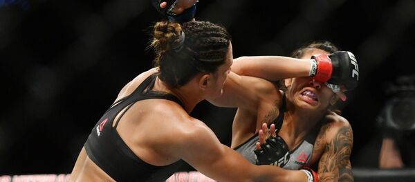 Las luchadoras de peso mosca Cortney Casey, de EEUU, y Mara Romero Borella, de Italia - Sputnik Mundo