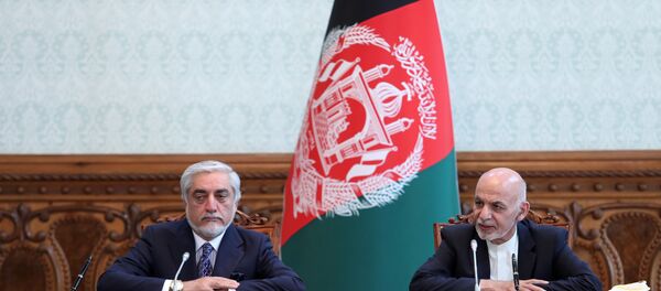 El presidente de Afganistán, Ashraf Ghani, y el exjefe del Ejecutivo Abdullah Abdullah firman el acuerdo político  - Sputnik Mundo