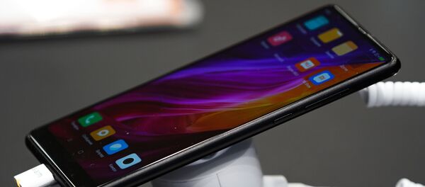 Un teléfono inteligente de Xiaomi en su tienda en Moscú, Rusia - Sputnik Mundo