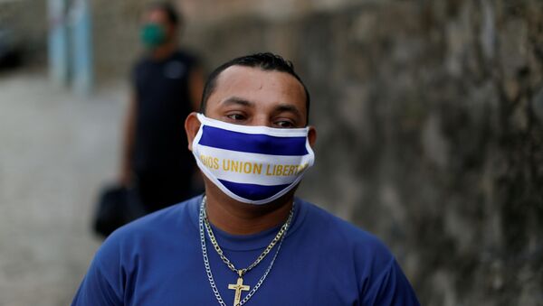 Un chico con mascarilla durante el brote de coronavirus en El Salvador Un chico con mascarilla durante el brote de coronavirus en El Salvador - Sputnik Mundo