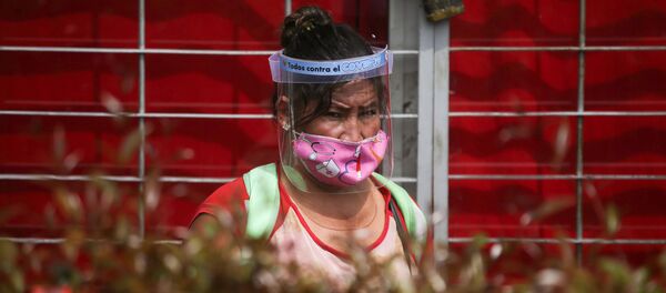 Una colombiana con mascarilla - Sputnik Mundo