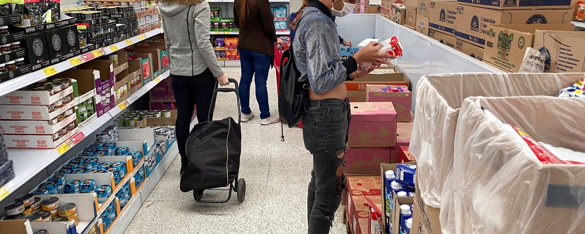 Clientes comprando en un supermercado - Sputnik Mundo, 1920, 01.09.2021