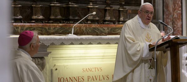 El papa Francisco celebrando una misa con motivo del centenario del natalicio de Juan Pablo II El papa Francisco celebrando una misa con motivo del centenario del natalicio de Juan Pablo II - Sputnik Mundo