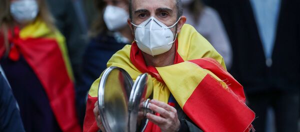 Un hombre protesta contra la gestión del gobierno español ante la pandemia por coronavirus - Sputnik Mundo