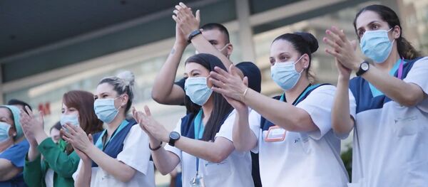 “Siempre estaréis en nuestro corazón”: los médicos y locales se aplauden mutuamente en Madrid  - Sputnik Mundo