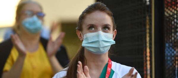 Sanitaria aplaudiendo en el Hospital Gregorio Marañón de Madrid Sanitaria aplaudiendo en el Hospital Gregorio Marañón de Madrid - Sputnik Mundo