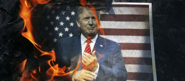 Un retrato de Donald Trump ardiendo - Sputnik Mundo