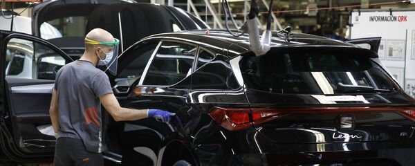 Trabajador con mascarilla de la línea del Seat León en la fábrica de Martorell (Barcelona) - Sputnik Mundo