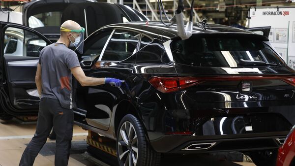 Trabajador con mascarilla de la línea del Seat León en la fábrica de Martorell (Barcelona) - Sputnik Mundo