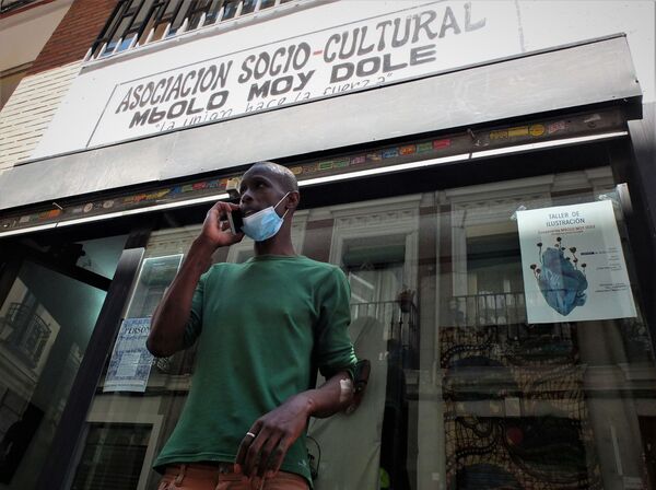 Para nosotros, la situación siempre es crítica: los manteros de Madrid ensayan su propia 'renta mínima' - Sputnik Mundo