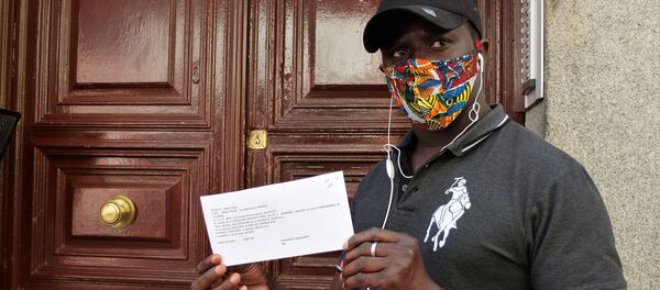 Moussa Diop, voluntario del Sindicato de Manteros de Madrid - Sputnik Mundo