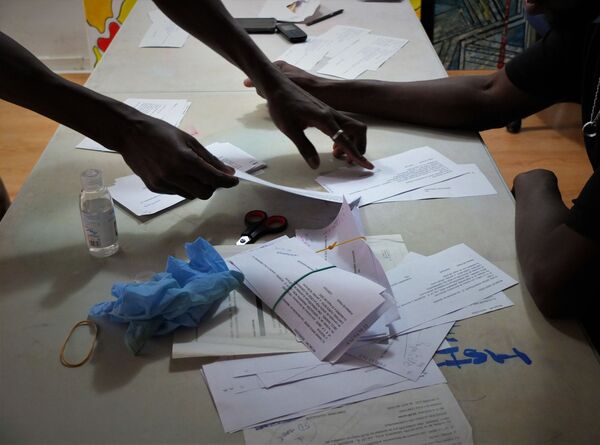 Para nosotros, la situación siempre es crítica: los manteros de Madrid ensayan su propia 'renta mínima' - Sputnik Mundo