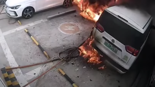 Un auto eléctrico se prende fuego y explota en una estación de recarga Un auto eléctrico se prende fuego y explota en una estación de recarga - Sputnik Mundo