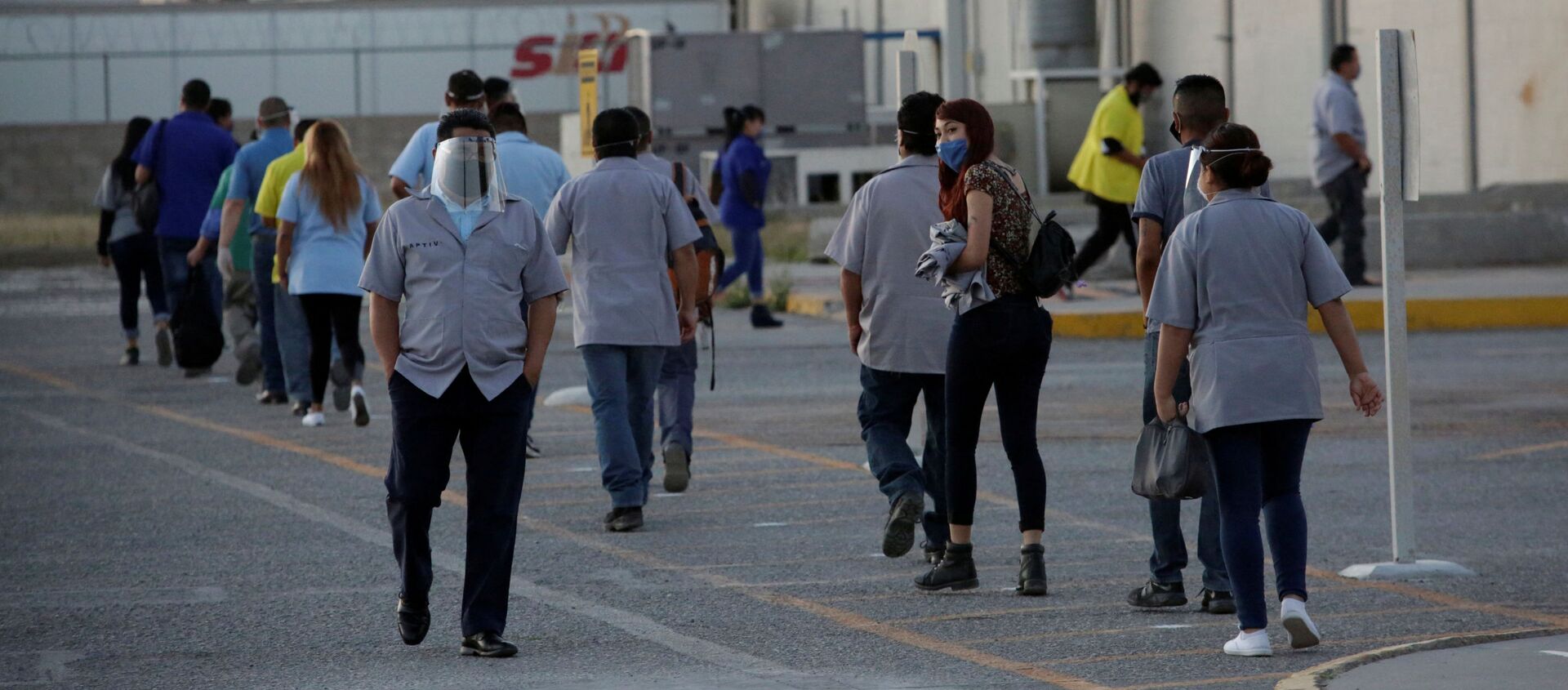 Trabajadores del fabricante estadounidense de autopartes Aptiv Plc llegan a la planta, en Ciudad Juárez, México, el 18 de mayo de 2020 - Sputnik Mundo, 1920, 02.06.2020