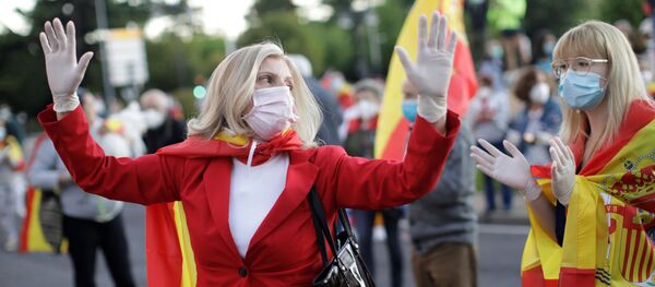 Dos mujeres con mascarillas en España - Sputnik Mundo