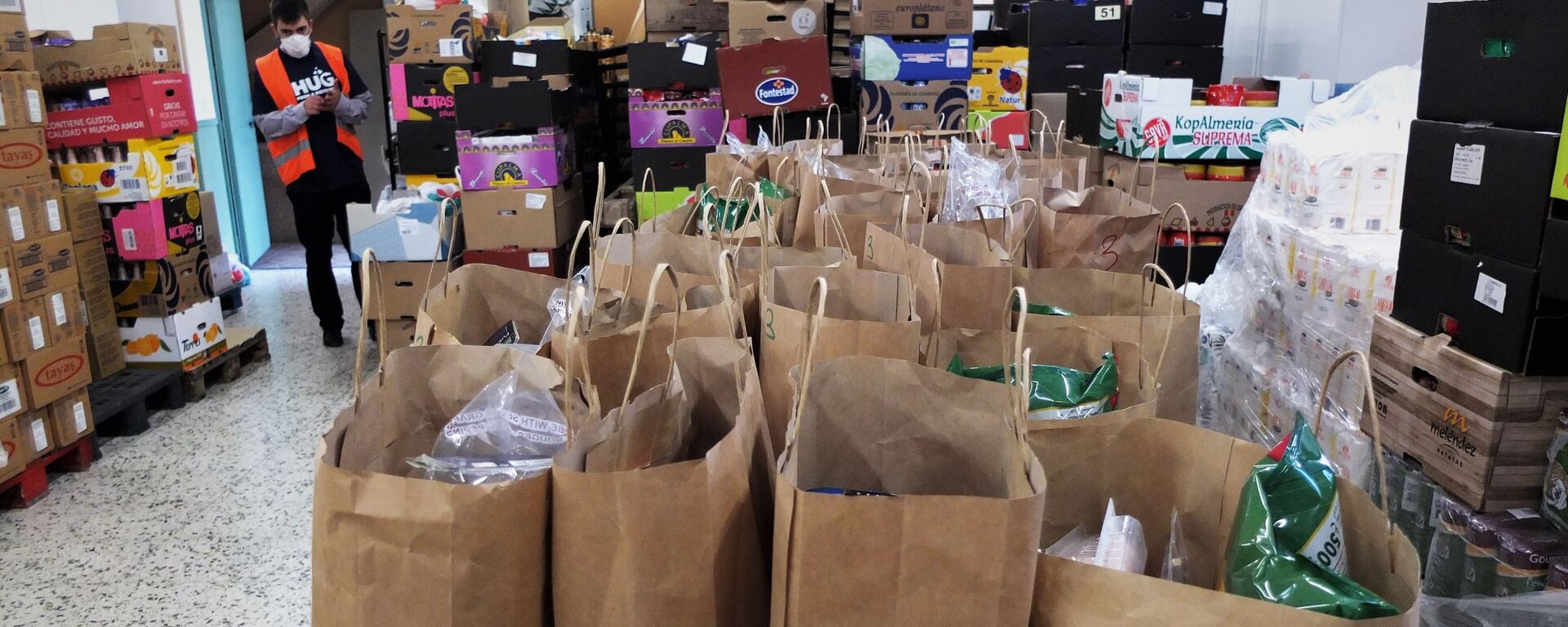 Bolsas de reparto en la parroquia San Juan de Dios de Vallecas, en Madrid Bolsas de reparto en la parroquia San Juan de Dios de Vallecas, en Madrid - Sputnik Mundo, 1920, 20.05.2020
