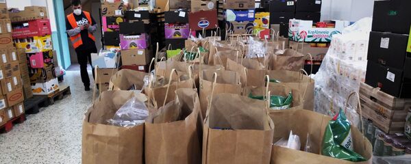 Bolsas de reparto en la parroquia San Juan de Dios de Vallecas, en Madrid - Sputnik Mundo