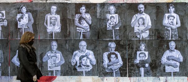 Afiches de personalidades uruguayas sosteniendo fotografías de desaparecidos en 2020 - Sputnik Mundo