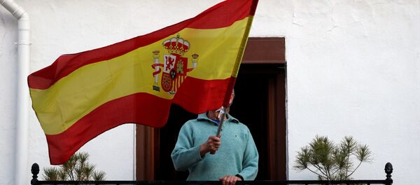 Una persona con una bandera de España - Sputnik Mundo