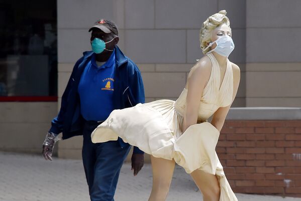 La estatua 'The Forever Marilyn' de Seward Johnson, en el National Harbor de Maryland, EEUU - Sputnik Mundo