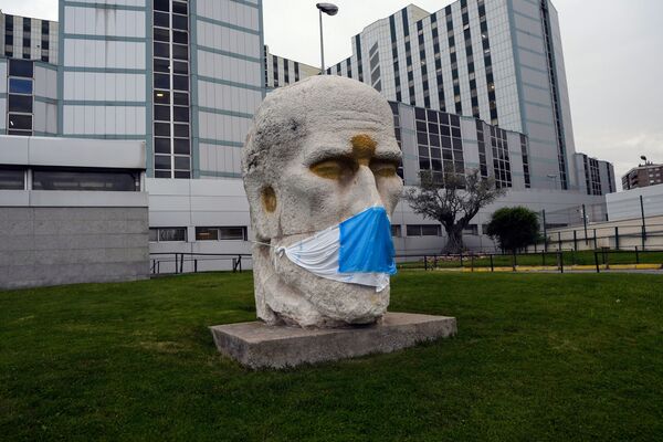 Monumento a Santiago Ramón y Cajal, el médico español que fundó la neurobiología moderna. Trabajo de Eduardo Carretero en las inmediaciones del hospital que lleva su nombre en Madrid.  - Sputnik Mundo