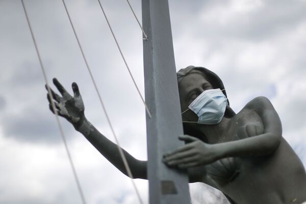 Estatua de una sirena con una mascarilla protectora en St. Clair Shores, Michigan, EEUU. - Sputnik Mundo