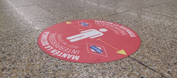 Metro Madrid añade vinilos en el suelo para recordar la distancia de seguridad - Sputnik Mundo