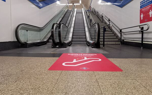 Metro Madrid añade vinilos en sus instalaciones para recordar la distancia de seguridad - Sputnik Mundo