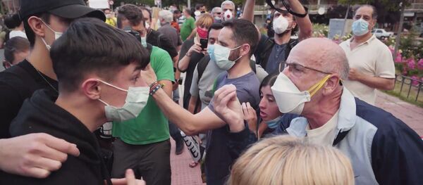 Enfrentamientos entre los manifestantes contrarios al Gobierno y los grupos antifascistas en Alcorcón, España - Sputnik Mundo