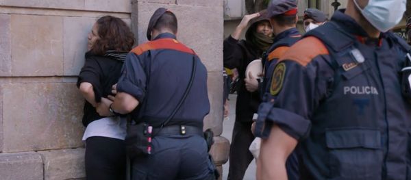 Los Mossos detienen a una manifestante en Barcelona Los Mossos detienen a una manifestante en Barcelona - Sputnik Mundo