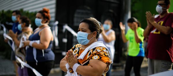 Gente con mascarillas durante el brote de coronavirus en El Salvador - Sputnik Mundo