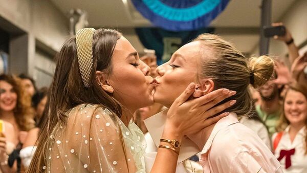 Danna Paola y Ester Expósito en su últmo día en el set - Sputnik Mundo