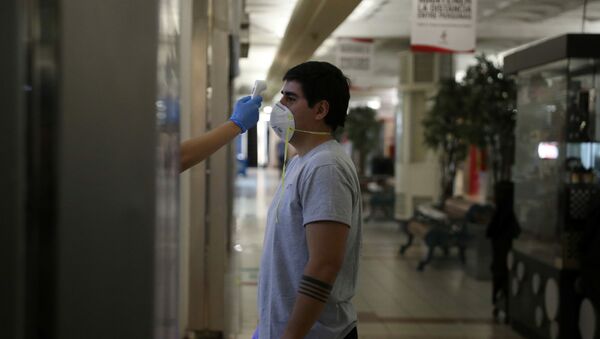 Un chico con mascarilla durante el brote de coronavirus en Chile Un chico con mascarilla durante el brote de coronavirus en Chile - Sputnik Mundo