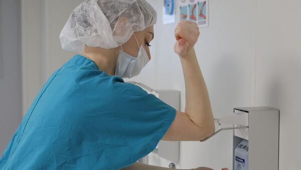 Una médica rusa desinfecta sus manos - Sputnik Mundo