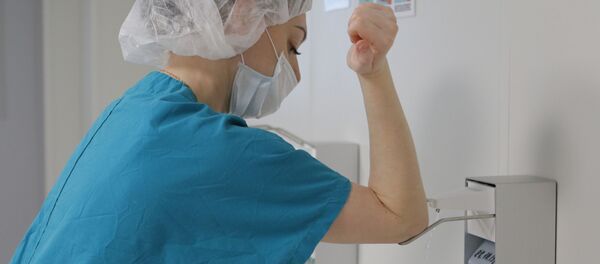 Una médica rusa desinfecta sus manos - Sputnik Mundo