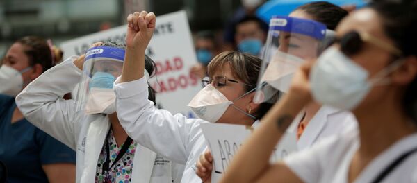 Protesta del personal médico de Hospital de la Mujer en Ciudad Juárez que atiende los pacientes de COVID-19 durante la pandemia - Sputnik Mundo