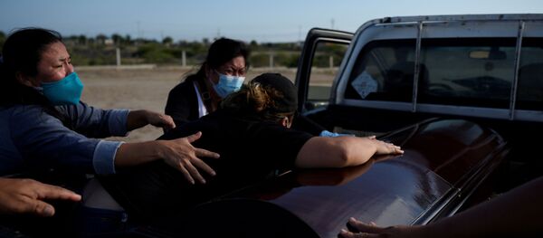 Sulin Sarango llora la muerte de su padre, víctima del coronavirus, en  Chanduy, Ecuador - Sputnik Mundo