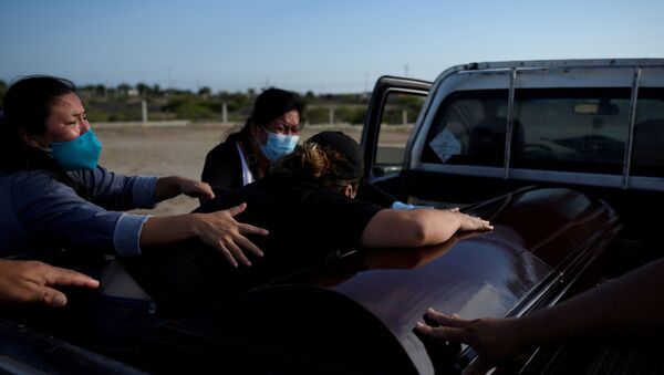 Sulin Sarango llora la muerte de su padre, víctima del coronavirus, en  Chanduy, Ecuador - Sputnik Mundo