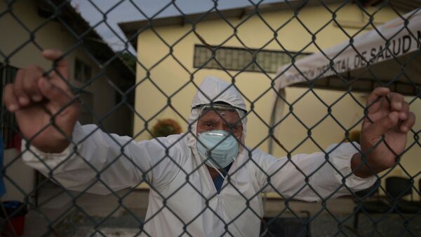 Doctor en Ecuador posa para una foto Doctor en Ecuador posa para una foto - Sputnik Mundo