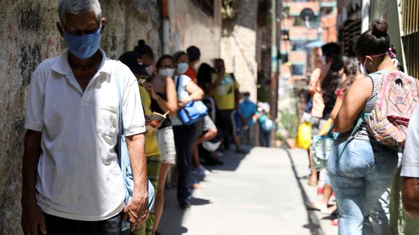 Venezolanos hacen cola para recibir comida en Caracas Venezolanos hacen cola para recibir comida en Caracas - Sputnik Mundo