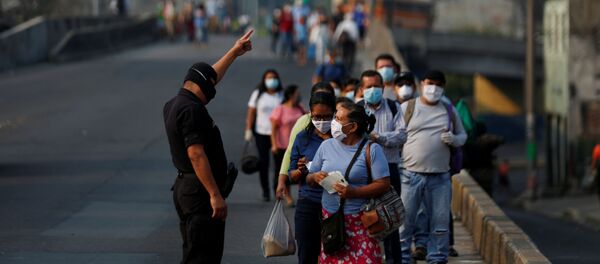 Gente y un policía con mascarillas durante el brote de coronavirus en El Salvador - Sputnik Mundo