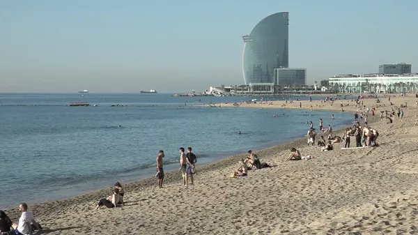 ¿Rebeldía o picaresca española? Las playas de Barcelona se vuelven a llenar de gente | Vídeo ¿Rebeldía o picaresca española? Las playas de Barcelona se vuelven a llenar de gente | Vídeo