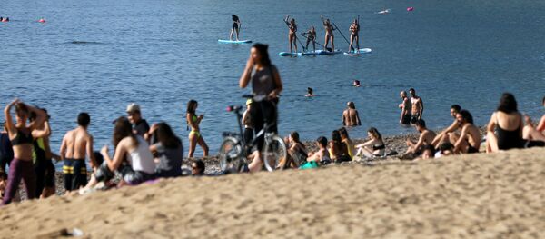 Decenas de personas en la playa de Barcelona durante el 21 de mayo Decenas de personas en la playa de Barcelona durante el 21 de mayo - Sputnik Mundo