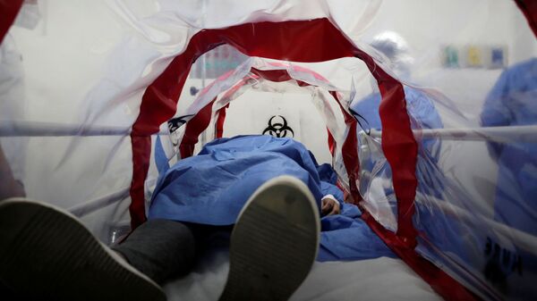 Traslado de paciente con COVID-19 (imagen referencial) Traslado de paciente con COVID-19 (imagen referencial) - Sputnik Mundo