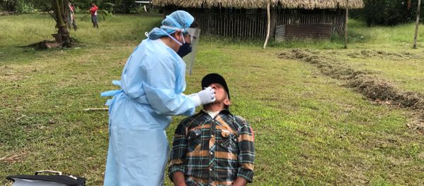 Un indígena Siekopai realizándose un test de coronavirus Un indígena Siekopai realizándose un test de coronavirus - Sputnik Mundo
