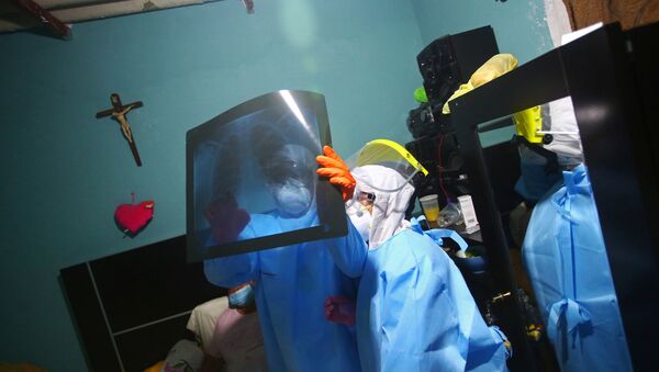 Médico mirando una radiografía en Ciudad de México - Sputnik Mundo