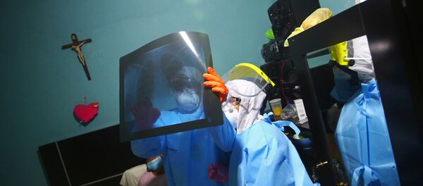 Médico mirando una radiografía en Ciudad de México - Sputnik Mundo