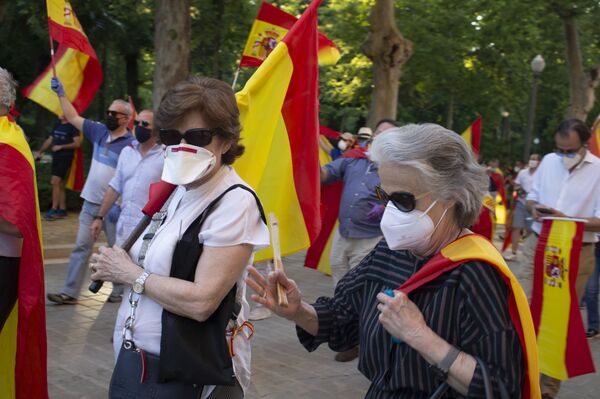 Las caceroladas se extienden por toda España sin respuesta legal a la amenaza sanitaria - Sputnik Mundo